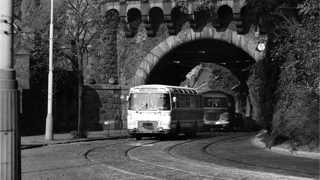 Autobus M 11 ve Vyehradskm tunelu na lince . 132 kolem roku 1968, kdy jezdila v trase Boislavka  Sdlit Pankrc I.