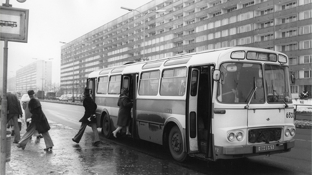 Autobus M 11 . 6533 z roku 1977, nasazený na autobusové lince . 177, která