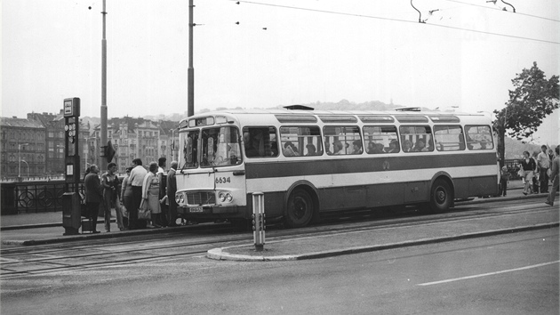 Spolená zastávka tramvají a autobus na Palackého námstí 9. ervence 1979.