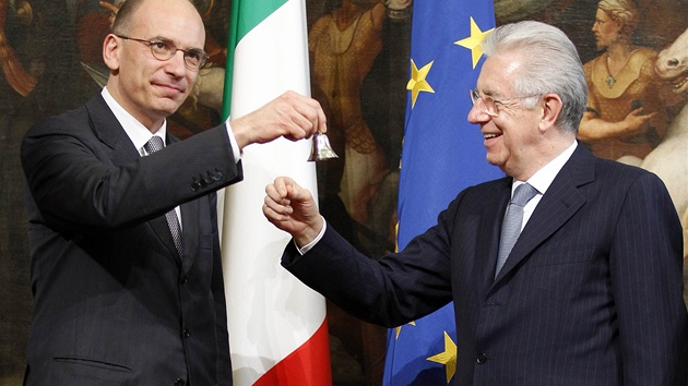 Nov italsk premir Enrico Letta zvonnm na stbrn zvonek symbolicky zahajuje prvn jednn jeho kabinetu. Vedle nej stoj pedchdce ve funkci Mario Monti (28. dubna 2013).