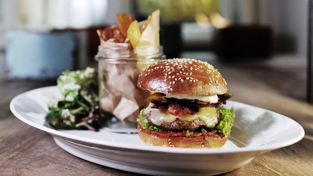 Do burgeru dejte krom� grilovaného mletého hov�zího cokoli, co máte rádi. Jen dejte pozor, aby se obsah housky po zmá�knutí nerozjí�d�l, radí Matou� Petrá�.