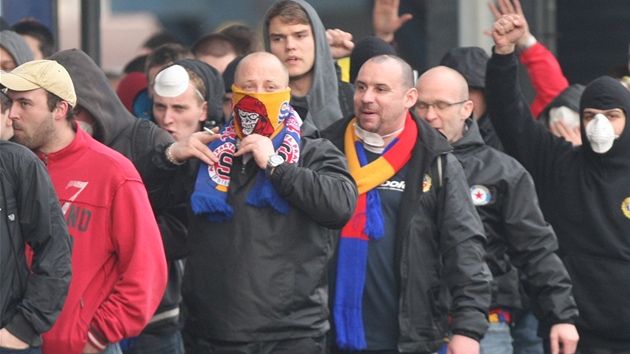 Fandov Sparty Praha pi pochodu Ostravou z Hlavnho ndra na stadion Bazaly (20. dubna 2013)