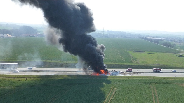Pohled z vrtulnku na hoc kamion u Blotna na Perovsku, kter na mnoho hodin zablokoval dlnici D1 z Ostravy do Olomouce. (23. dubna 2013)