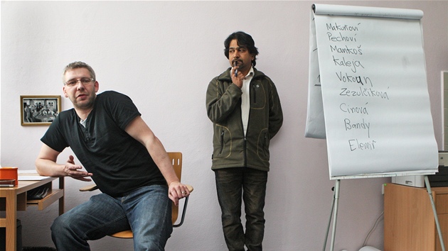Majitel dom na Pedndra Oldich Roztoil a romsk aktivista Kumar Vishwanathan se rozmlej, kdo dostane nov njemn smlouvy. (29. dubna 2013)