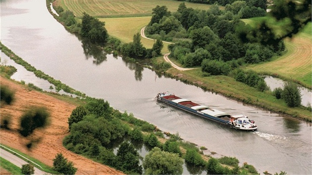 Budou po Česku plout nákladní lodě jako například na průplavu Rýn - Mohan - Dunaj (na snímku)? Zatím se zdá, že spíše ne.