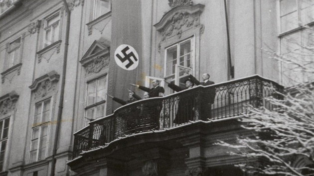 Pedstavitel nacistickho reimu hajluj na balkon adovny skho protektora.