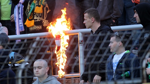 Momentka z utkn Brno - Ostrava: Divoc fanouci Banku v kotli, kde pozdji napadli ochranku.