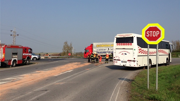 Nehoda dvou aut a autobusu plnho dt u Nov Vsi na Mlnicku. (22. dubna 2013)