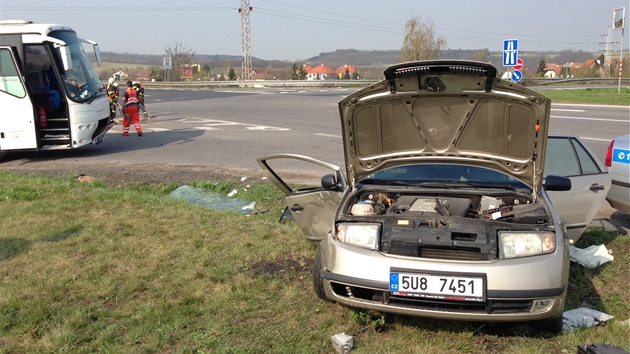 Nehoda dvou aut a autobusu plnho dt u Nov Vsi na Mlnicku. (22. dubna 2013)