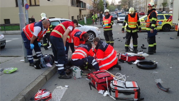 idi automobilu zejm nedal motorki na kiovatce brnnskch ulic Tbor a Pod katany pednost.