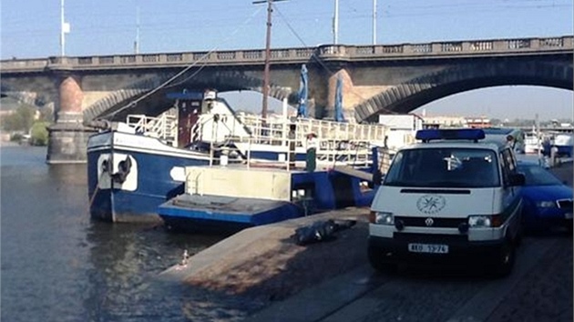 Policist vyetuj u Vltavy pobl Palackho mostu nlez mrtvoly. (26. dubna 2013)