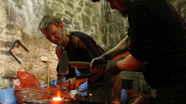 Dvanct kov v sobotu pracovalo na hrad Helftn u t vhn. Nvtvnci tak mohli na vlastn oi vidt prci s ohnm, elezem a kladivy.