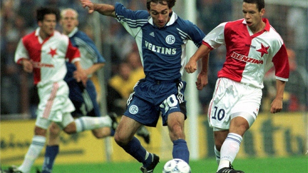 Pavel Horv�th v souboji s Ji��m N�mcem p�i z�pase poh�ru UEFA SK Slavia Praha - FC Schalke 04 (1998)