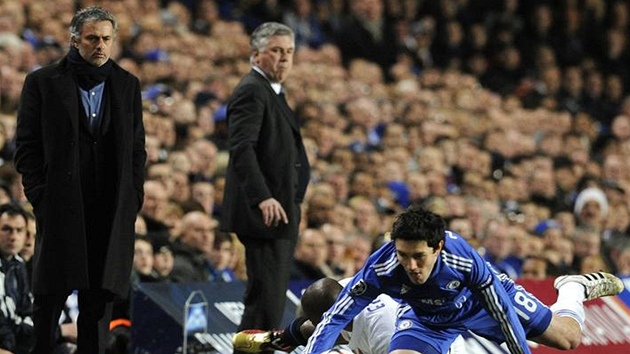 Trenér José Mourinho z Interu Milán (vlevo) a jeho protjek Carlo Ancelotti,