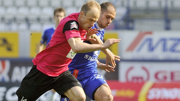 Olomouck Michal Vepek se sna zastavit Davida Jarolma z Mlad Boleslavi (Vlevo) v ligovm utkn.