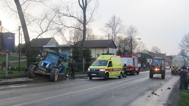 Traktor se s nkladnm vozidlem stetl v pondl odpoledne, nehoda si vydala jedno zrann. 