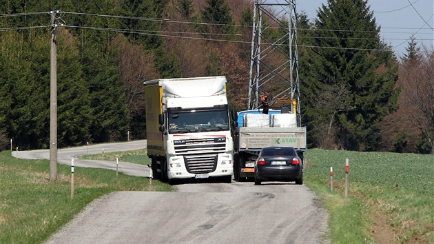 Na úzké cestě do Heraltic se dvě nákladní auta stěží vyhnou.