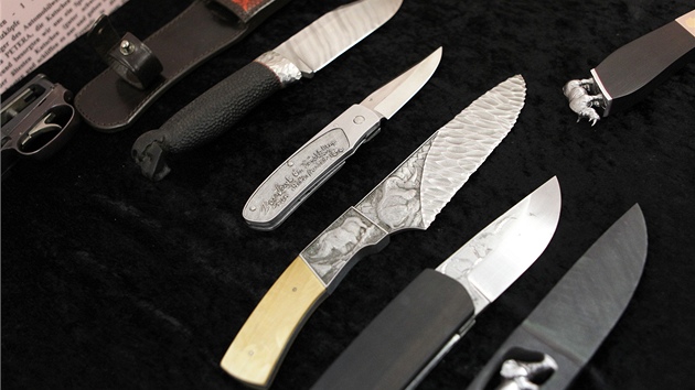 Alexandr Pospíšil některé ze svých unikátních nožů představil v pelhřimovském Muzeu rekordů a kuriozit. Tady budou vystavené po celou letošní sezonu.