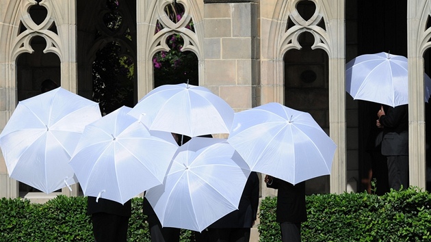 Před nechtěnými fotgrafy bránily svatbu Michaela Jordana bílé deštníky.