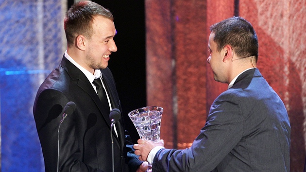 Plzeňský hokejista Jan Kovář přebírá cenu z rukou Roberta Sáry, hokejového redaktora MF DNES.