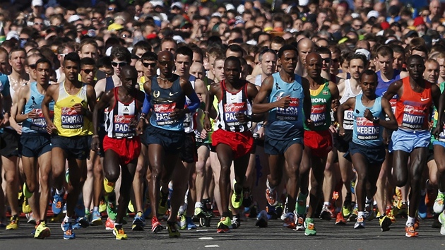 Start Londnskho maratonu, vpedu nejvt osobnosti zvodu mu vetn Mo Faraha. 