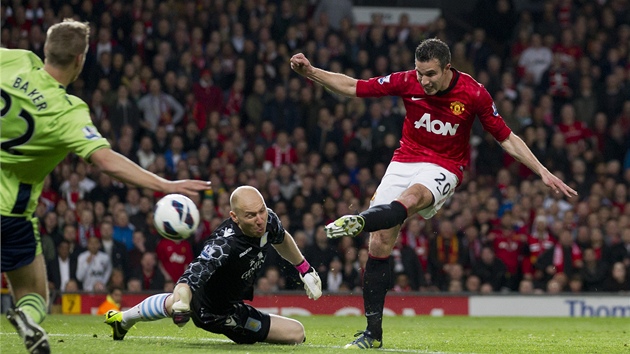 GÓLOVÝ ZABIJÁK. Robin van Persie z Manchesteru United překonává obranu Aston Villy.  
