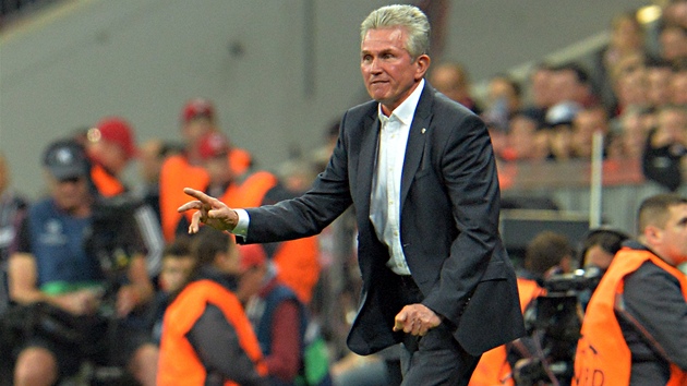 POZOR NA TO. Trenr Bayernu Jupp Heynckes instruuje sv svence. 