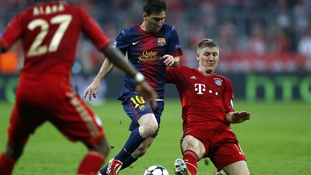 KDO S KOHO. Lionel Messi z Barcelony unik, sna se ho zastavit Bastian Schweinsteiger z Bayernu. 