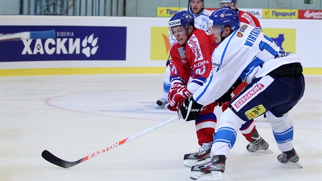Český hokejista Tomáš Hertl čelí finskému ataku, dotírá na něj Petteri Wirtanen. 
