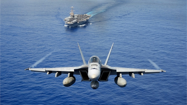 Mimodnou ukzku "sval", tzv. Air Power demo, pedvedla letadlov lo americkho nmonictva USS John C. Stennis pi nvratu z osmimsn mise. Palubn stroje pedvedly posdce a objektivm "demonstraci sly". Na snmku je F/A-18E Super Hornet po prletu kolem matesk lod krtce po jejm po ostrm obratu.