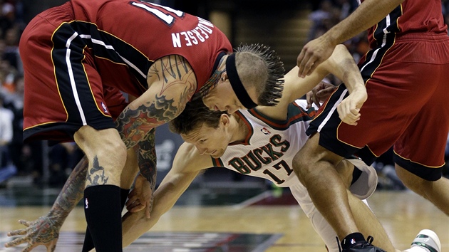 Chris Andersen (vlevo) z Miami bojuje o m s  Mikem Dunleavym z Milwaukee.