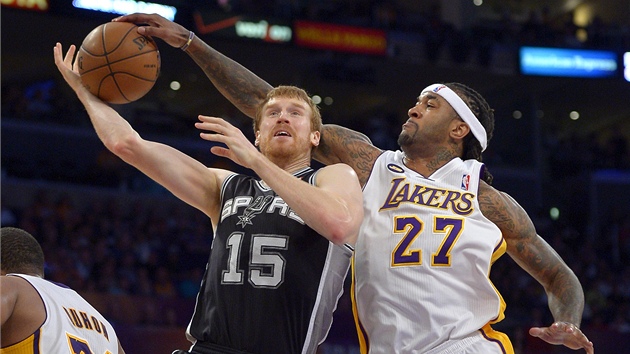 Matt Bonnre (vlevo) ze San Antonia se pokoui zakonit pes brncho Jordana Hilla z LA Lakers. 