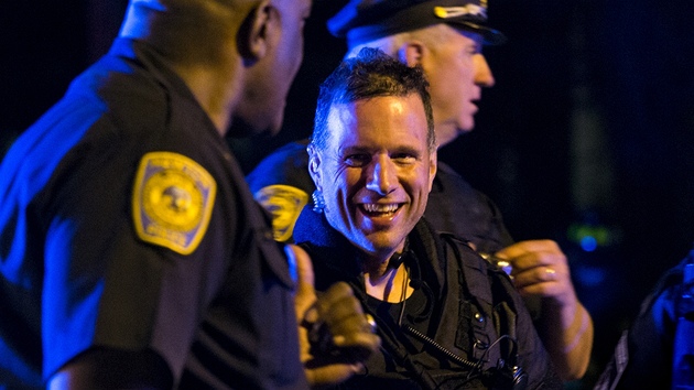 Policist se raduj krtce po zadren Dochara Carnajeva, kterho podezraj z bombovho atenttu na bostonsk maraton.