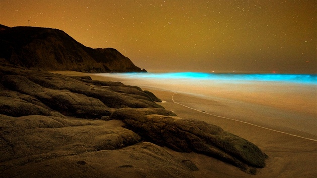 Zbry, kter vypadaj jako z jin planety, podil fotograf Charles Leung na pobe Kalifornie. Jev, kter se nazv bioluminiscence, m na svdom vy koncentrace fytoplanktonu ve vod.