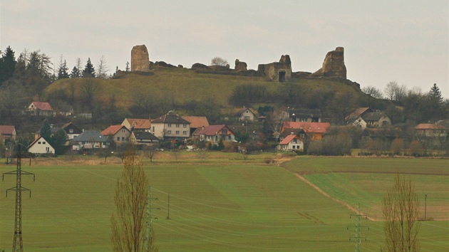 Pohled na zříceninu hradu Lichnice se otevírá nad obcí Starý Dvůr.
