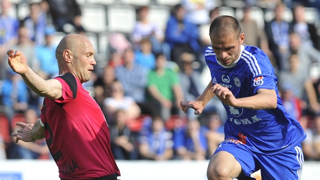 Michal Vepek (vpravo) z Olomouce pronik kolem Petra Johany z Mlad Boleslavi.