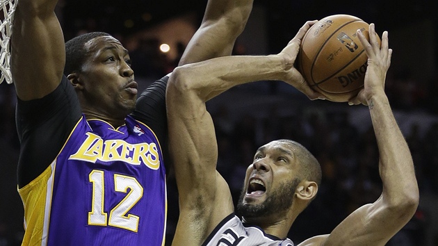Tim Duncan (vpravo) ze San Antonia Spurs se sna najt cestu ke koi Los Angeles Lakers pes Dwighta Howarda.