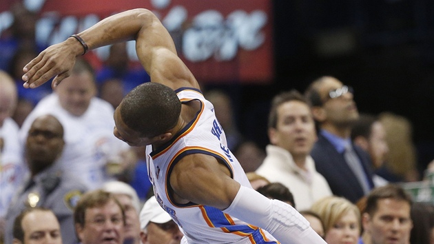 Russell Westbrook z Oklahoma City se raduje z koe proti Houstonu.