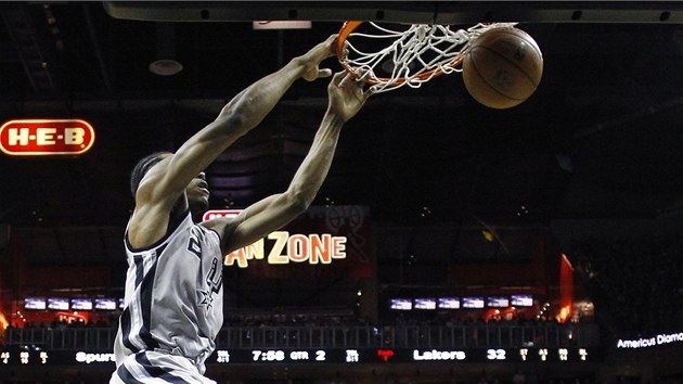 Kawhi Leonard ze San Antonia zasmeoval do koe LA Lakers.