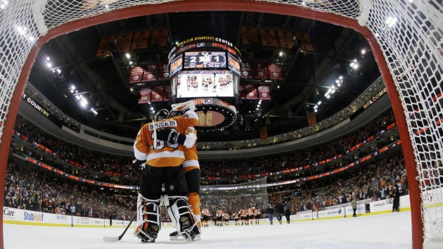 Jakub Vorek a jeho glman Ilja Bryzgalov slav vhru Philadelphie.