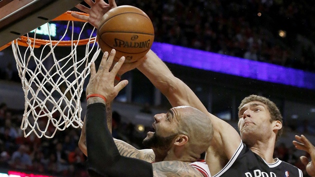 Carlos Boozer (vlevo) z Chicaga zakonuje na ko Brooklynu pes blok Brooka Lopeze.