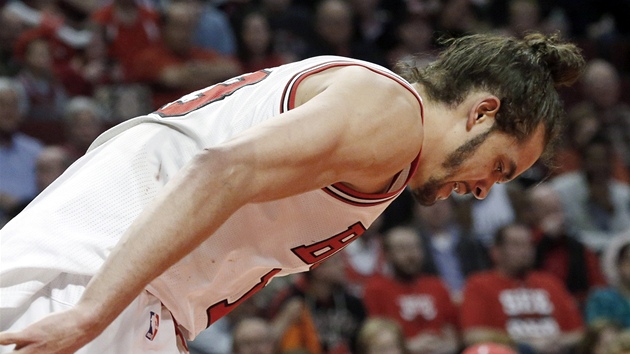 Joakim Noah z Chicaga Bulls bhem duelu s Brooklynem Nets.