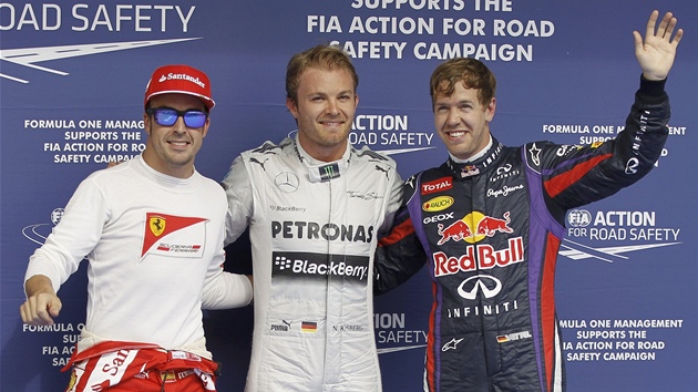 TI NEJLEP. Z prvnho msta odstartuje na Velk cen Bahrajnu Nico Rosberg s mercedesem (uprosted), druh Fernando Alonso s ferrari (vlevo) a tet Sebastian Vettel s red bullem.