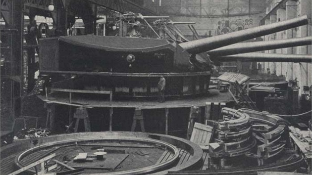 Až téměř do začátku první světové války se proslulost dělovky v plzeňské Škodovce odvíjela od výroby vynikajících děl ráže 30,5 cm pro rakousko - uherské bitevní lodě. Na obrázku je zachycena trojčitá věž hlavního kalibru s kanóny 7 cm na střeše věže.
