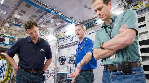 Trénink 35. dlouhodobé posádky ISS v modelu ISS v březnu 2012. Zleva Roman Romaněnko, Chris Hadfield a Tom Marshburn.