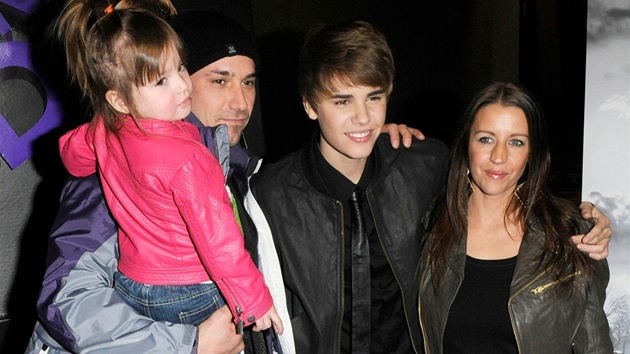 Justin Bieber s rodiči a sestrou (2011)