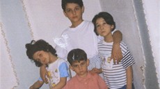 Brati Carnajevovi se svými sestrami na archivním snímku