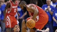 KOZLÍKV TANEC. James Harden z Houstonu v souboji pipomínajícím podivný