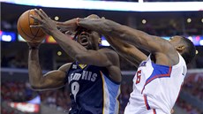 NEVYSTELÍ. DeAndre Jordan z LA Clippers blokuje Tonyho Allena z Memphisu. 