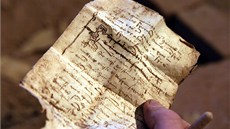 Výpis latinských bohoslu�ebných text� kdosi p�izdobil kresbi�kou halapartníka.